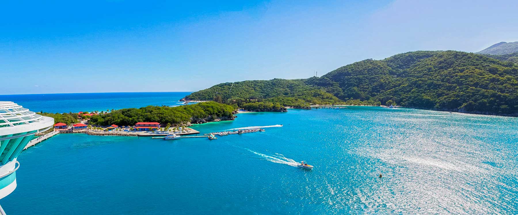 vue aérienne d'une île tropicale avec plage et jungle