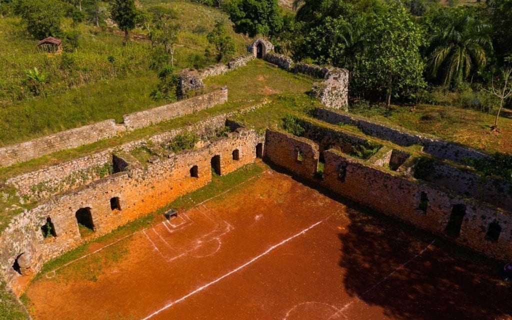 ruines de la forteresse haïtienne de Fort Ogé à Jacmel avec un terrain de football à l'intérieur