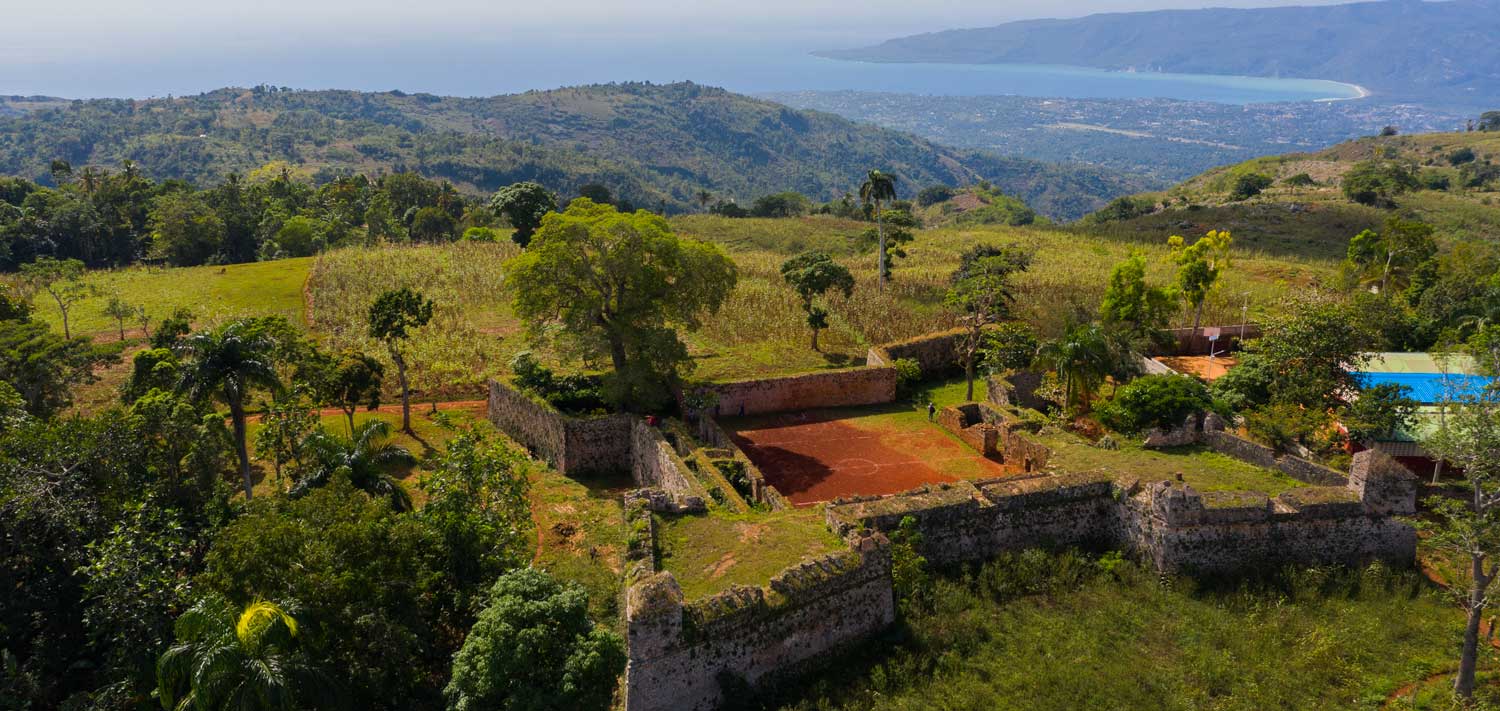 la forteresse de Fort Ogé, située au sommet de la montagne, offre une vue imprenable sur l'océan